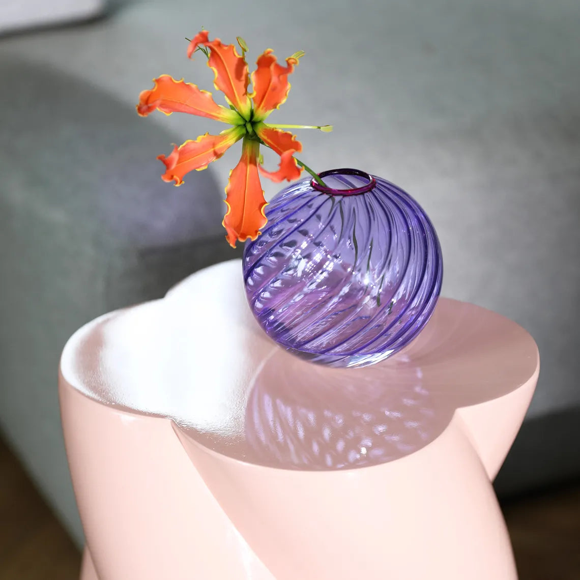 Vase spiral purple