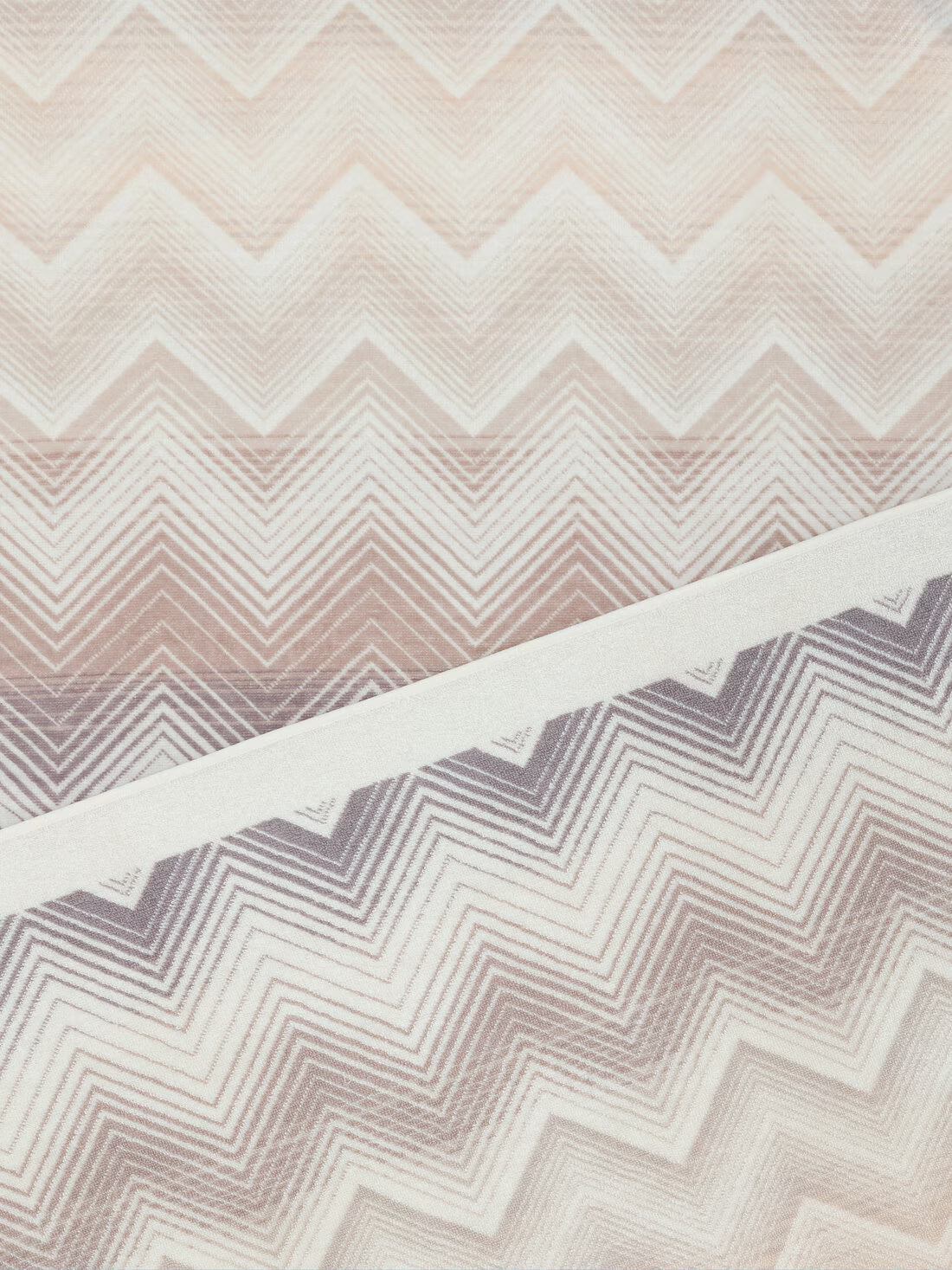 Marea Beach Towel in 100% cotton 180x100 cm with zig zag pattern