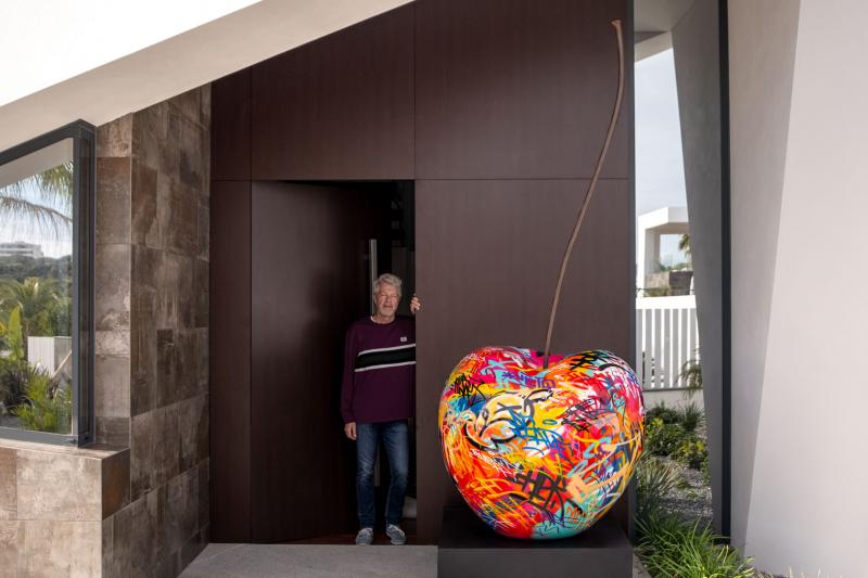 Graffiti sculpture apples indoor outdoor